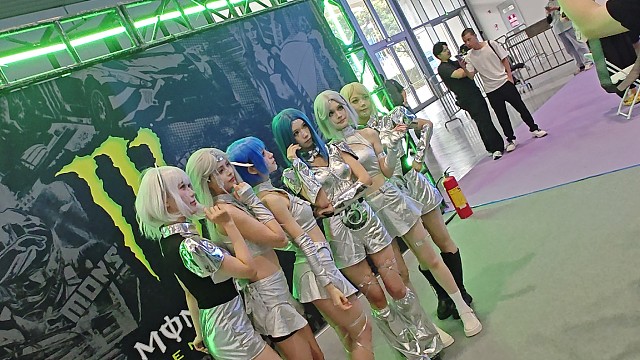 漫展女团持续直播中