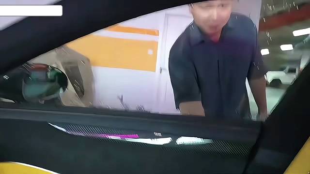 小酷被粉丝拉扯车门，缠着求要工作还想强行上车，把小酷吓坏了