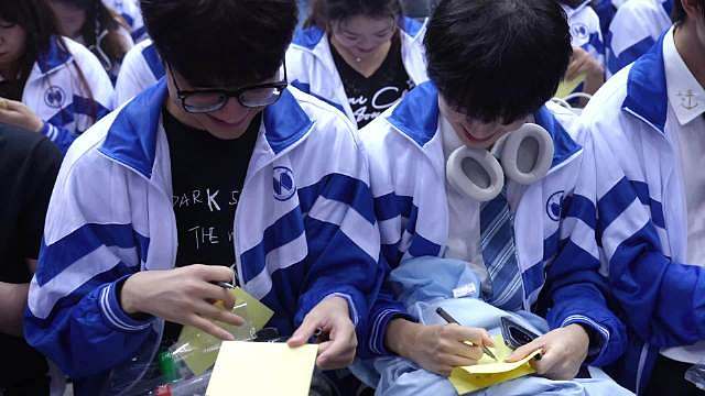 队伍新老五人集结完毕，一同到场观看徐良表演，休闲时刻共享视听盛宴 ​​​