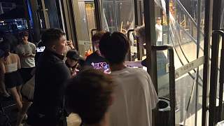粉絲熱情圍堵瘋狂拍照