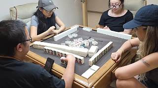 麻將桌熱議清一色規(guī)則慢出牌