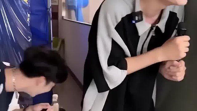 丰满的台球助教被整蛊，弯腰那一刻真的忍不住