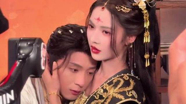 小孩姐怎么才能有妈感，先这样再那样就好了 何老师无助的像个“孩子”