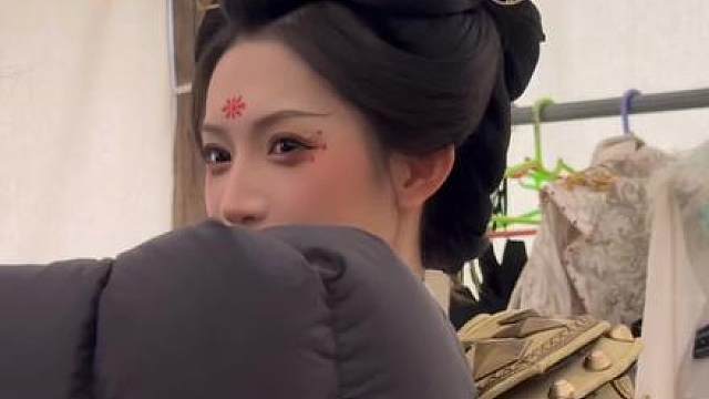 是谁生病了还这么努力我不说《开局女帝做正宫》女帝紫若嫣杀青快乐