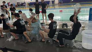 最后玩家倒水全灑引全場哄笑