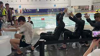 陌冷潑水狼狽樣引爆歡笑