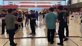 EDG隊(duì)拔河獲勝隊(duì)員擊掌慶祝