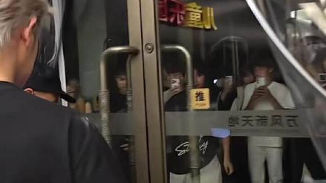 “凌晨1点 线下还是这么多人”
