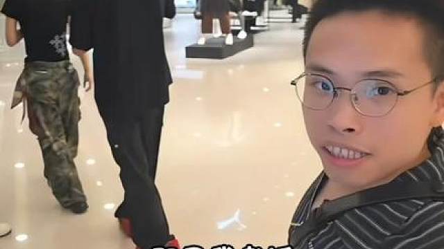 吉吉国王踢“童锦程屁股” “不打小孩”
