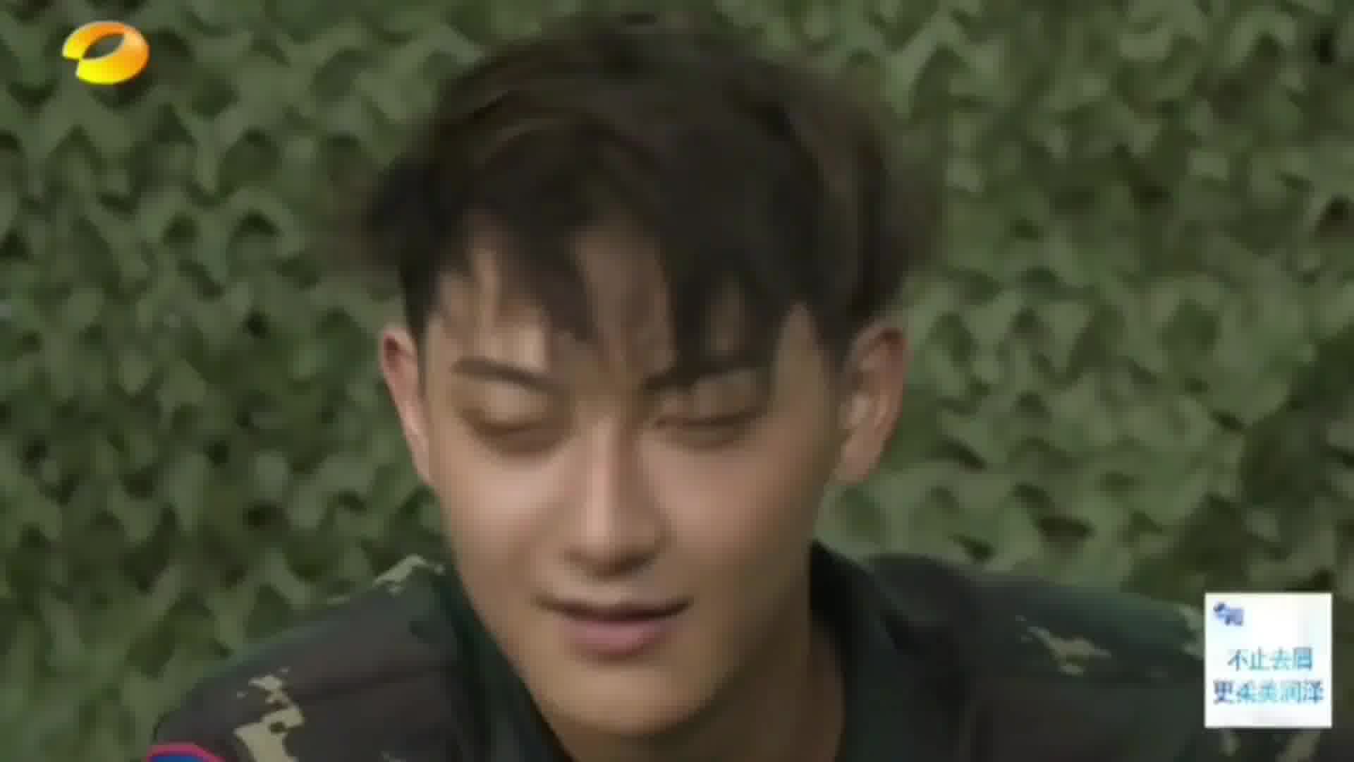 当杨幂模仿教官