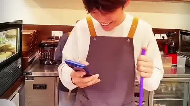 当我工作时刷视频…