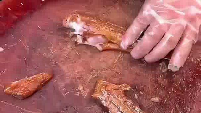 一只鹅翅硬是砍成一盒