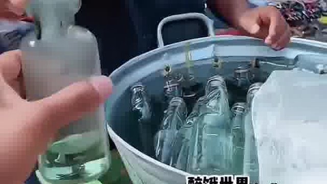 印度街头汽水，大爷迷人的眼神，再配上独特的小料，在瓶子里捅捅，小味滋儿就上来了