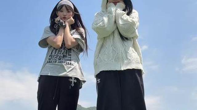 两只搞怪的樱花妹