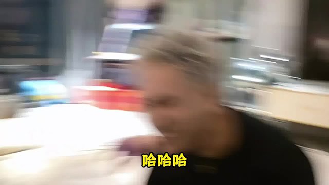 虎子偷偷闻妹妹脚底板