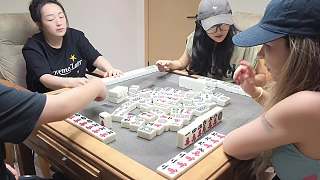 帽子打錯牌慘遭觀眾嘲笑