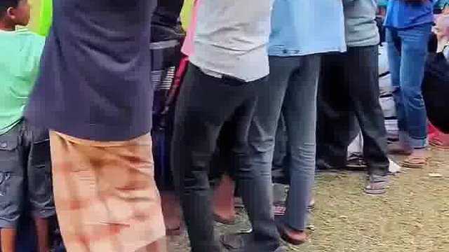 套麻袋的小伙