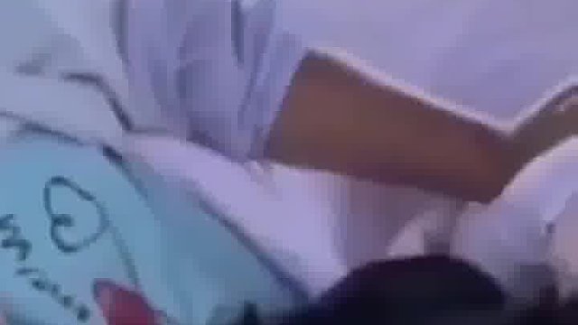 女子带着女儿在桥底下睡觉