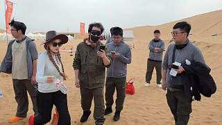 男選手單人挑戰(zhàn)沙漠團(tuán)建任務(wù)