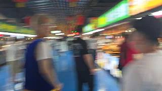 新疆夜市嘗長(zhǎng)沙臭豆腐興奮詢問(wèn)