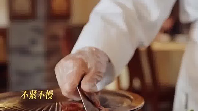 大厨片烤鸭急坏女孩，好险!差点就饿S了