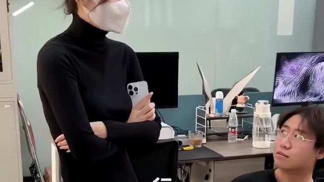 他竟然摸你女友的丝袜啊！