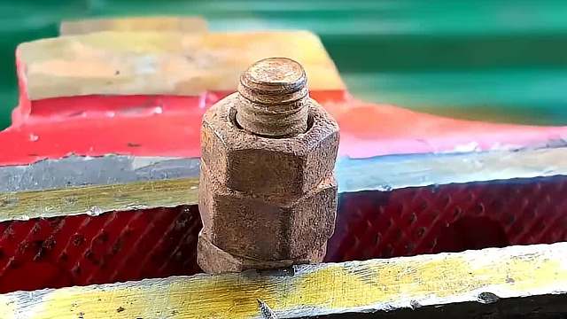 拆不掉的巨型螺母，被这个金属圈当场破解了