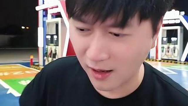 新款大牛不知道怎么加油全滋到地上了！！