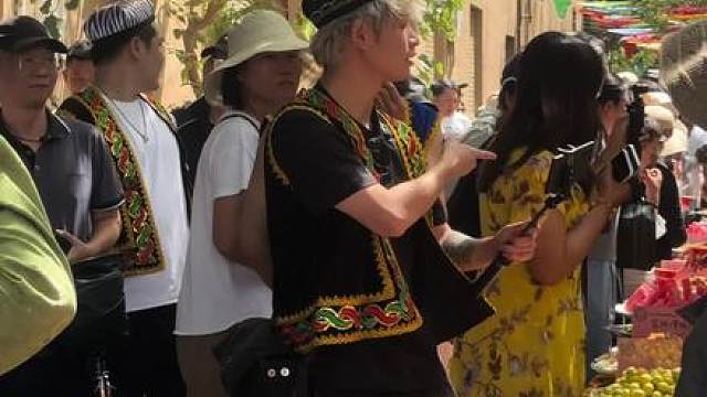 葡萄沟的百家宴好热闹，又遇到了