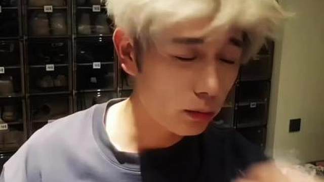 “你们总说他老了，可我觉得他更帅了。”