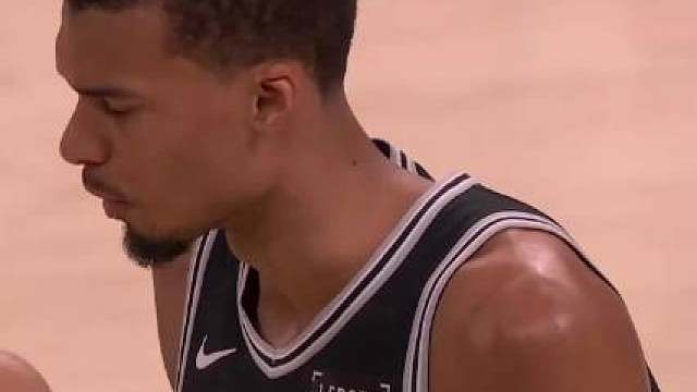 强度拉满，文班G5对普拉姆利说的是“Hard fouls”（凶狠犯规）。
在今天G6比赛中，国外雷霆