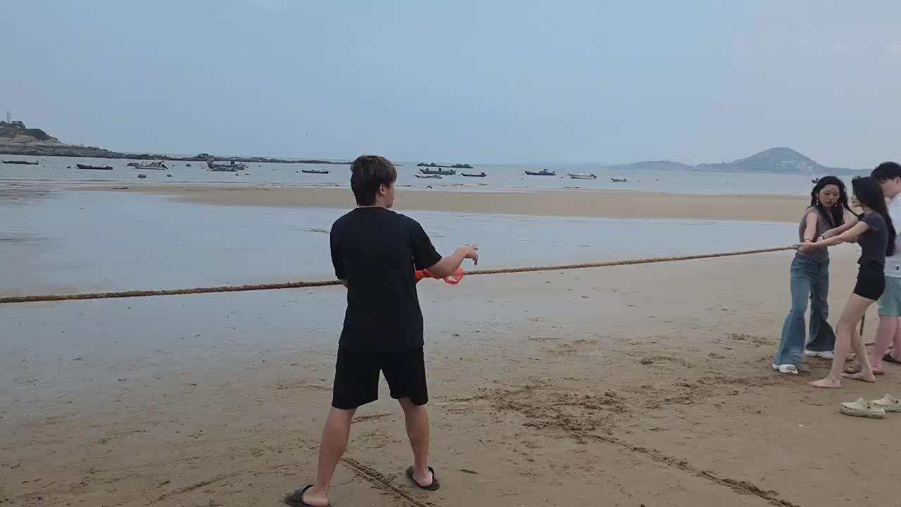 假奶靓拔河秒跪引发热议