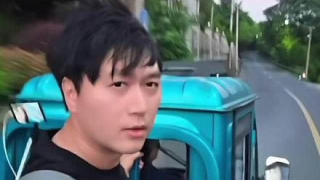 此刻路边搭了一辆奶奶的三轮她不讲条件 载了一段路下车一直感谢 谢谢奶奶
