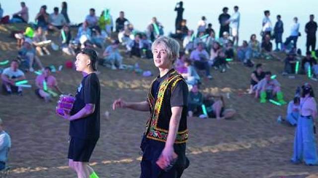 童锦程新疆之旅闪现库木塔格沙漠之夜嘉年华，共同解锁新疆节日盛宴！