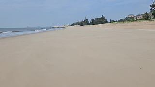 沙灘喝水過(guò)多被觀眾提醒
