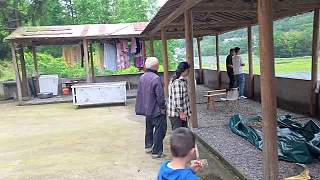 老人動(dòng)手整理桌板