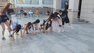 多人游戲規(guī)則混亂急壞觀眾
