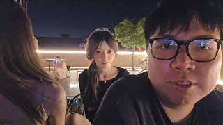 在戶外直播中向觀眾提問年齡