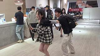 漢堡展示傷手需回西安復(fù)查