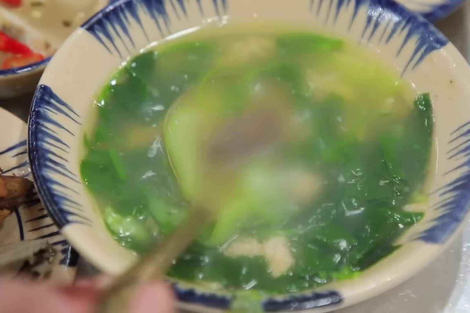 小姑子不满意嫂子做的饭，对她执行家法