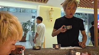 流露驚訝于用餐互動