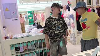 服裝挑選服務(wù)員決定買單