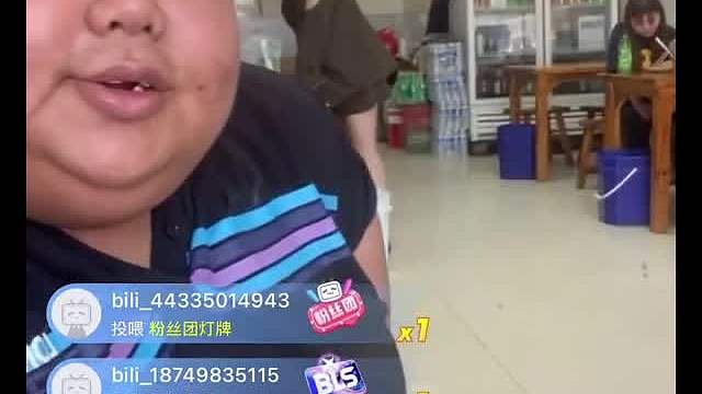 美食吃播主播良子6月20日直播美食节目突然一个妹子走过就偷看美女这美女还挺漂亮！