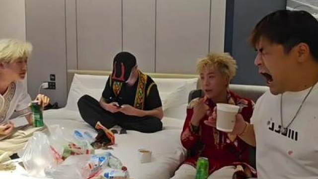 很喜欢的一句话： “永远热爱群像 一群人的故事似乎比一个人的故事更有魅力，生动的从来不是一个人，而是一群人”