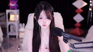 整理頭發(fā)調(diào)整耳機專注直播