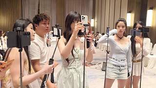 淺綠裙女生持續(xù)揮手互動(dòng)