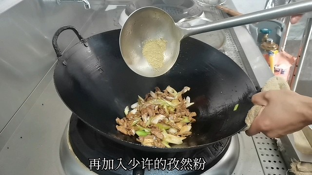 客人点菜一口没吃，所有大厨也尝不出问题在哪？这下摊上大事了