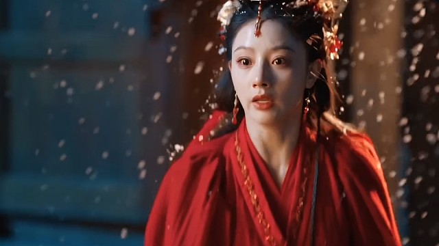 亲眼目睹青梅竹马灭了自己满门 为了报仇女扮男装接近他 却不知被他一眼识破 而他明知她是来报仇的 却还