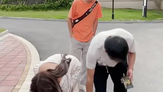 本来是好心，没想到居然是他哥，草率了！