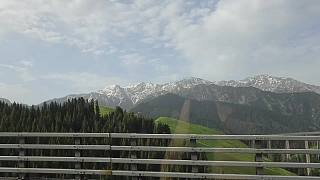 戶外駕車欣賞果子溝大橋美景